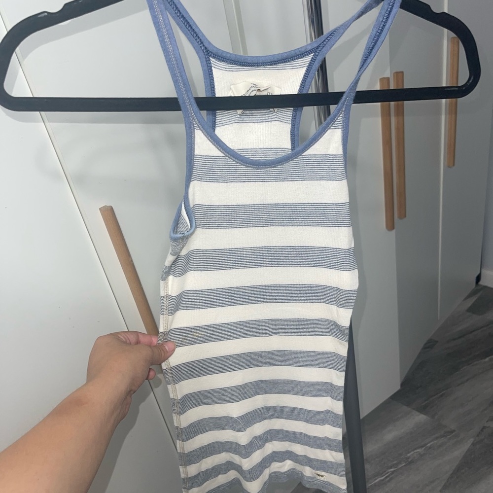 This cute tank top from Hollister is good as new.